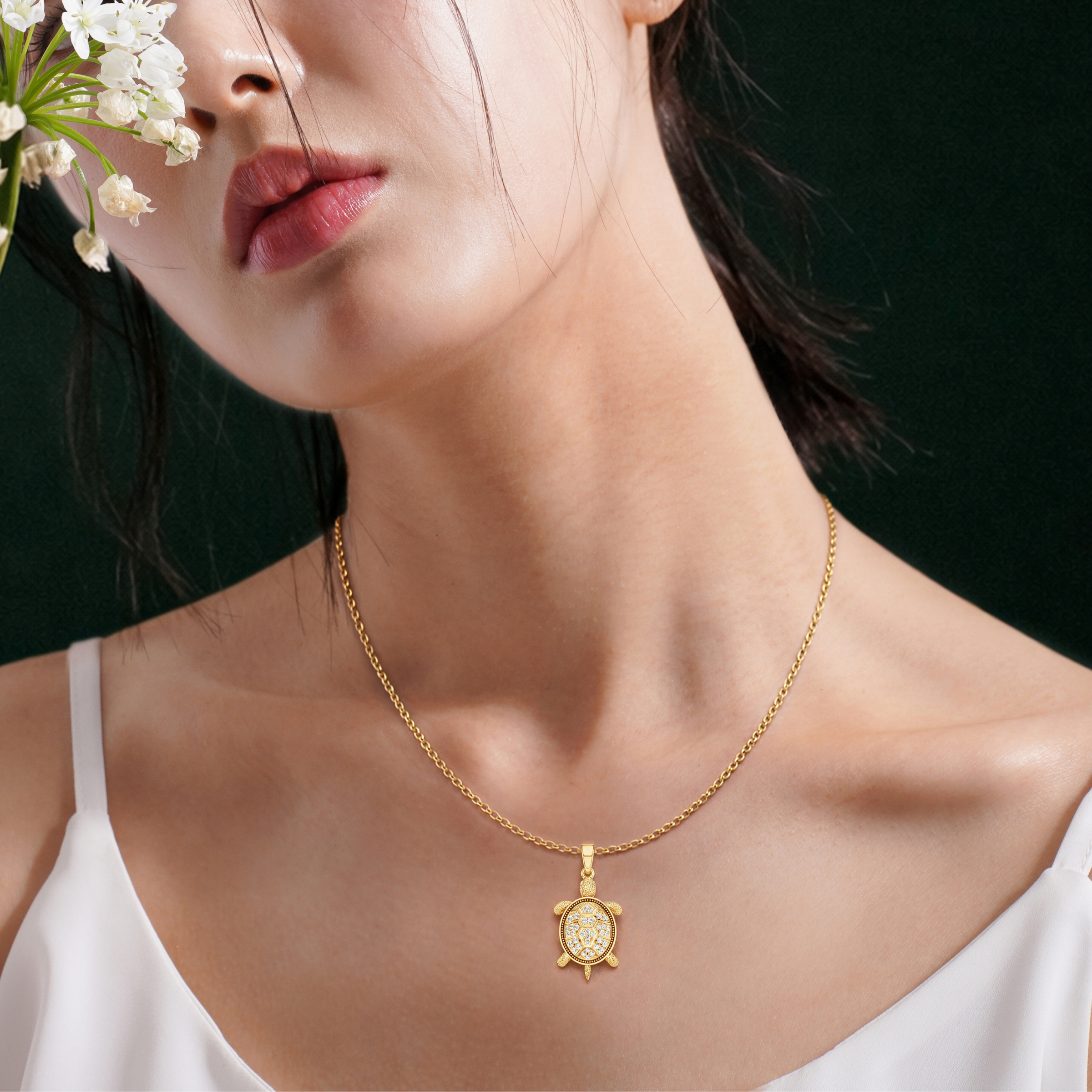 Sea Trot, Turtle Pendant in 18K Yellow Gold